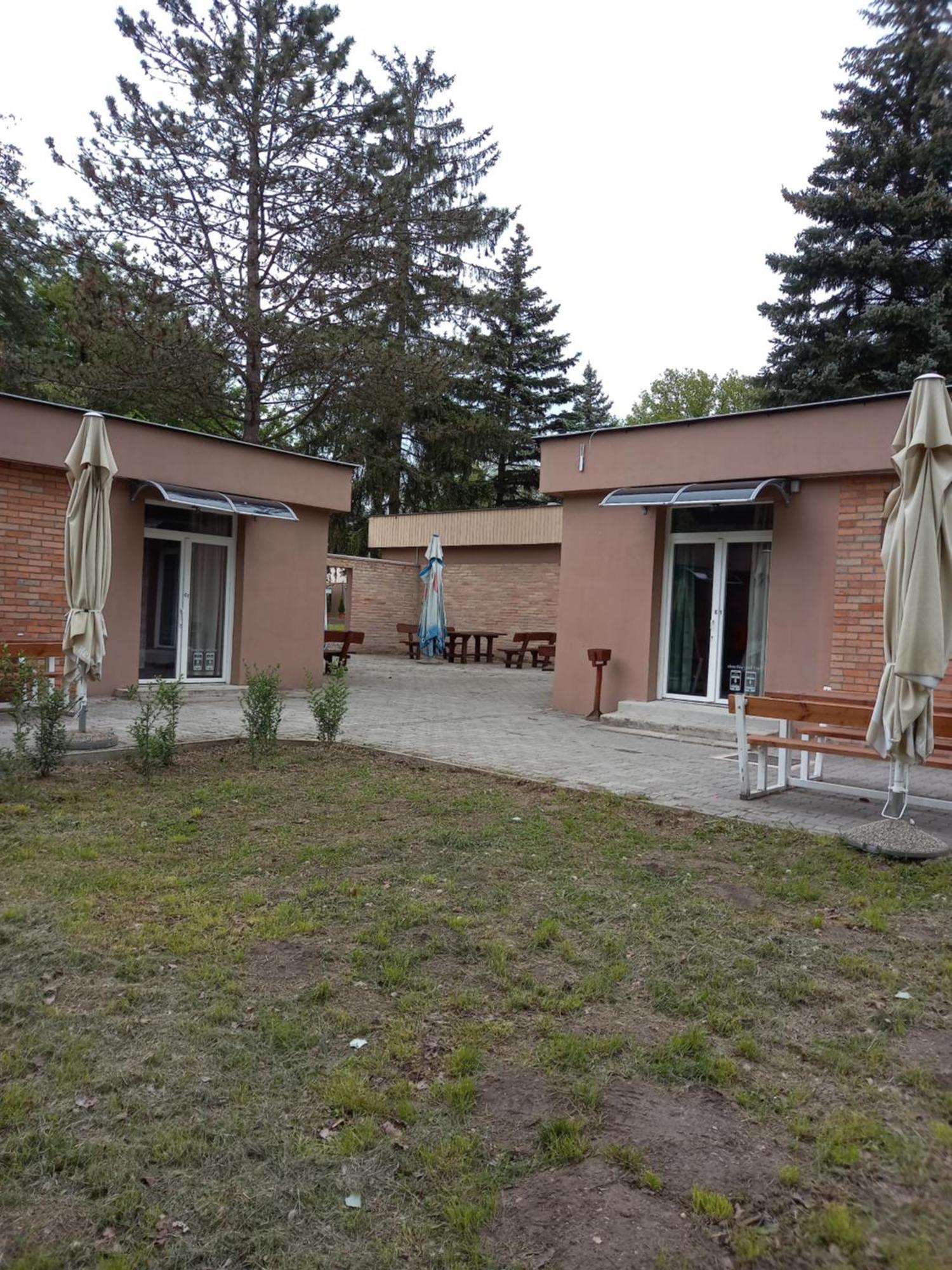 Oereg-To Youth Hostel Tata Exteriér fotografie